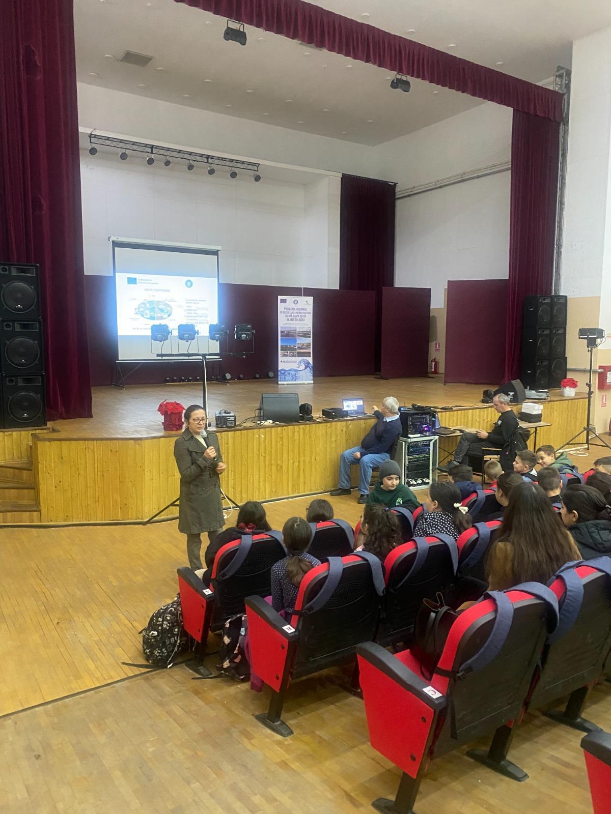 Acțiuni de educație ecologică și protecție a apei, organizate de APAREGIO GORJ pentru elevii din Târgu Cărbunești și Țicleni  