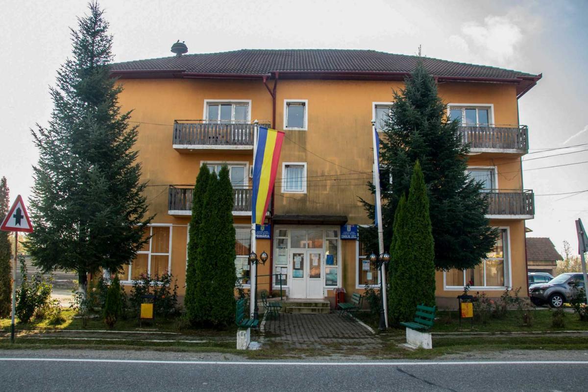 Primarul din Telești nu vrea să dea oamenii afară