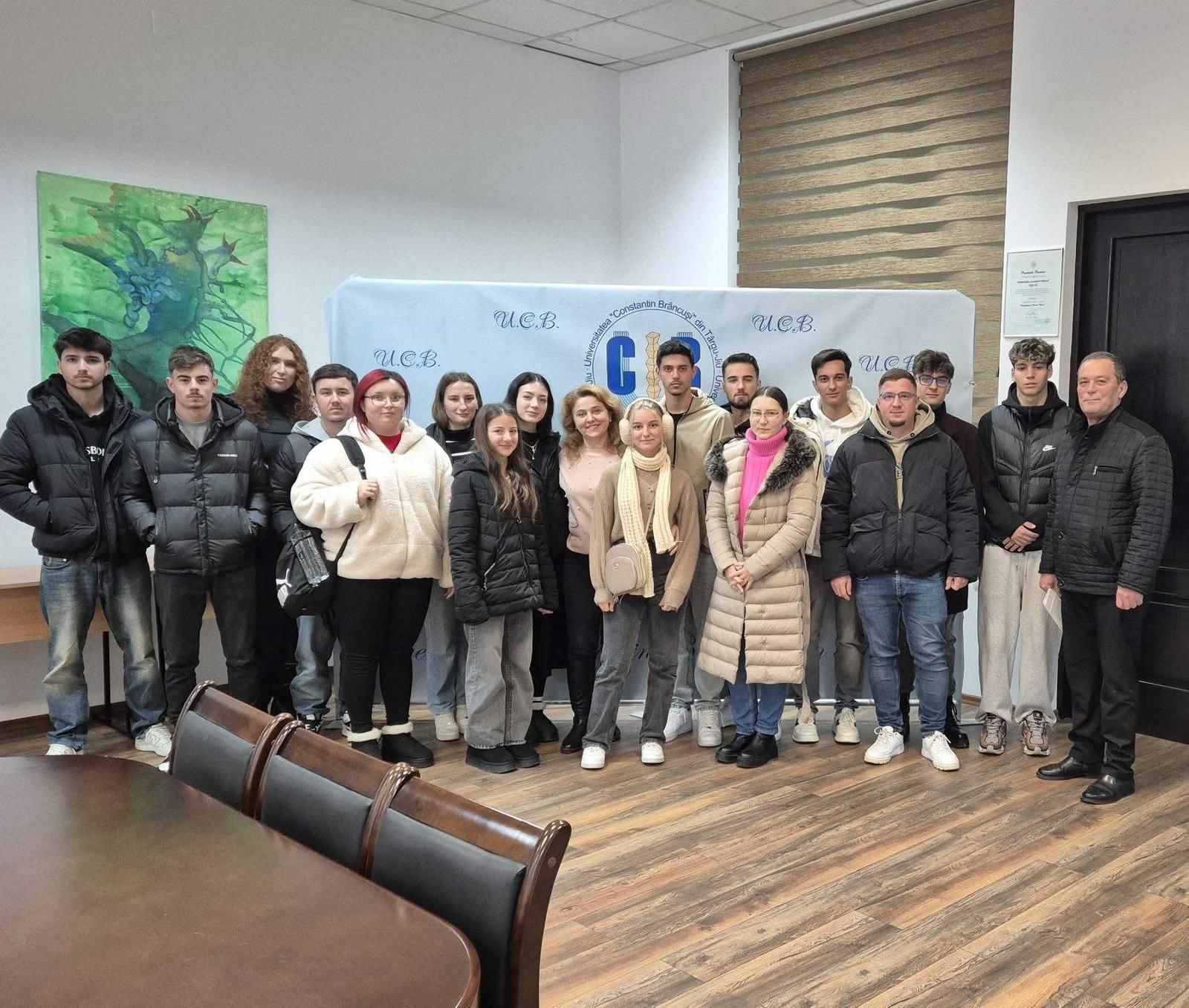 De la liceu la universitatea viitorului: Elevii din Bustuchin s-au întâlnit cu robotul Pepper la UCB Târgu Jiu